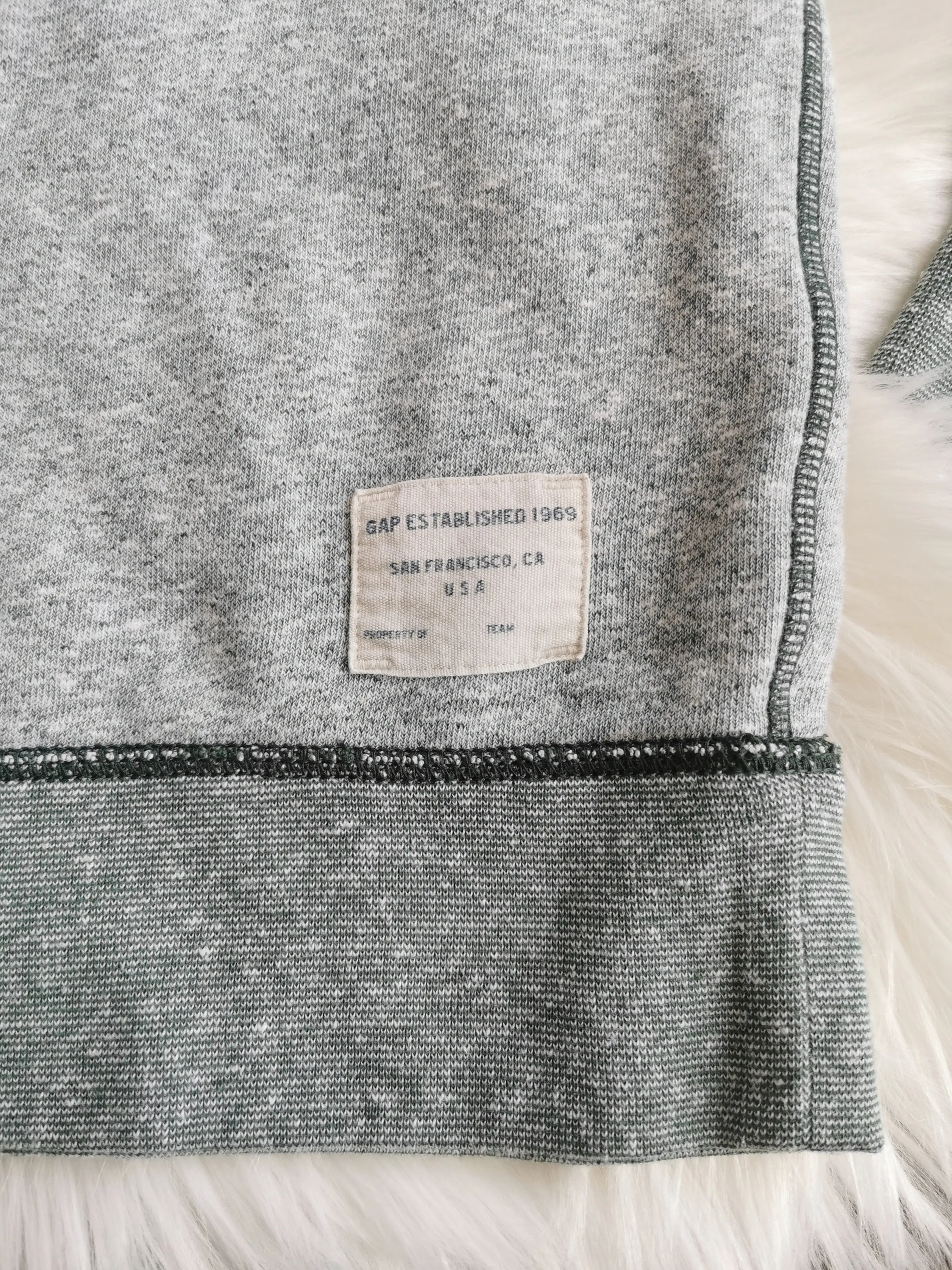 BOY SIZE MEDIUM (8 YEARS) - GAP Kids, Sweater EUC B31