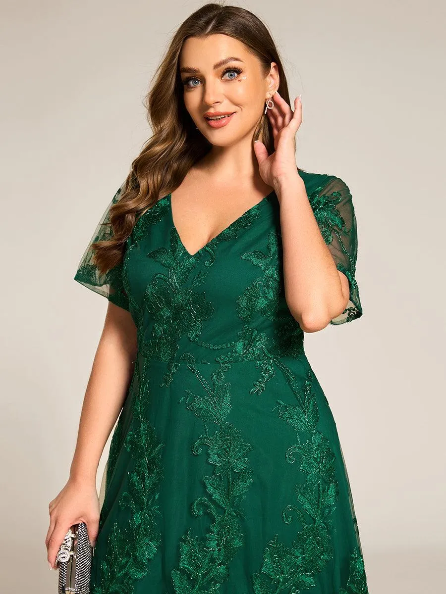 Robe d'invitée de mariage mi-longue à col en V et en maille brodée grande taille