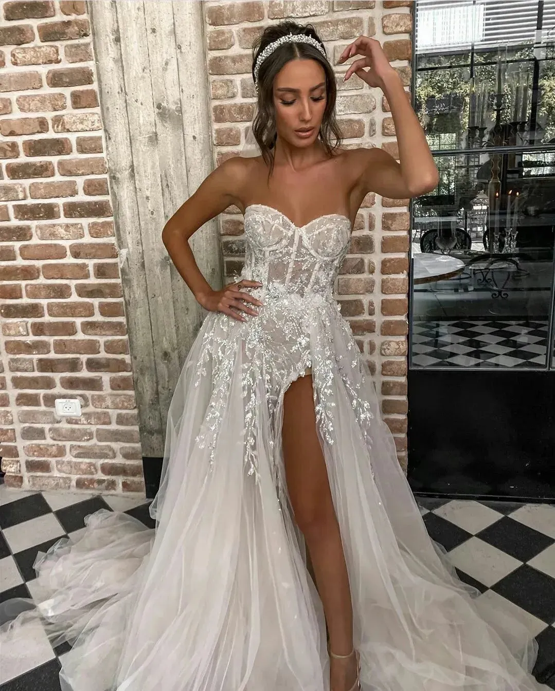 Sexy Beach Wedding Dresses For Bride Elegant Lace Boho Wedding Gowns Strapless Sleeveless High Split Princess Backless